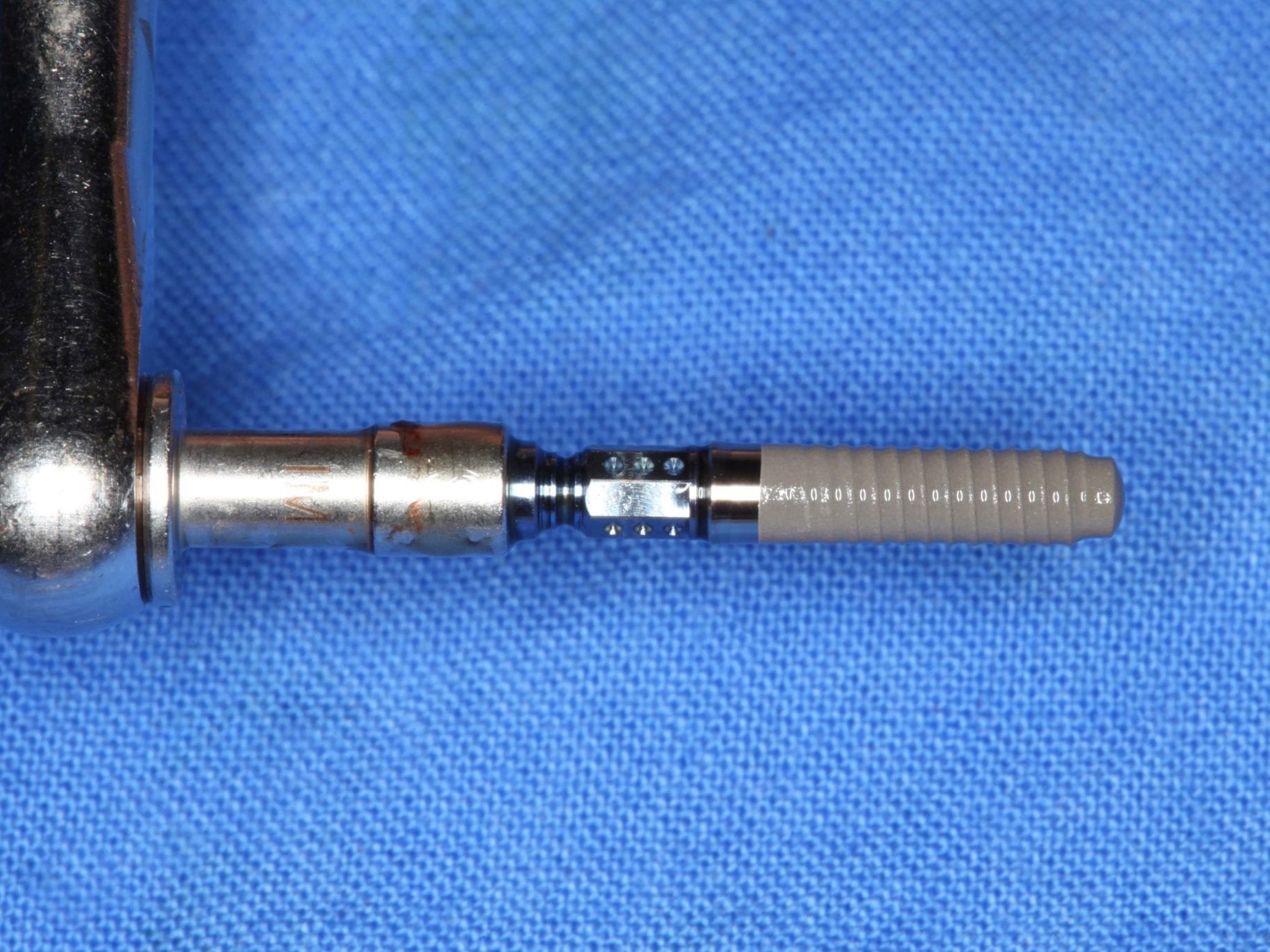 Abb 17 NNC Implantat auf manueller Einbringhilfe